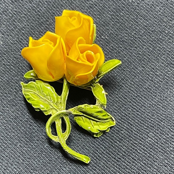 no makers mark Jewelry - Vintage 3 Yellow Rose Bud Brooch